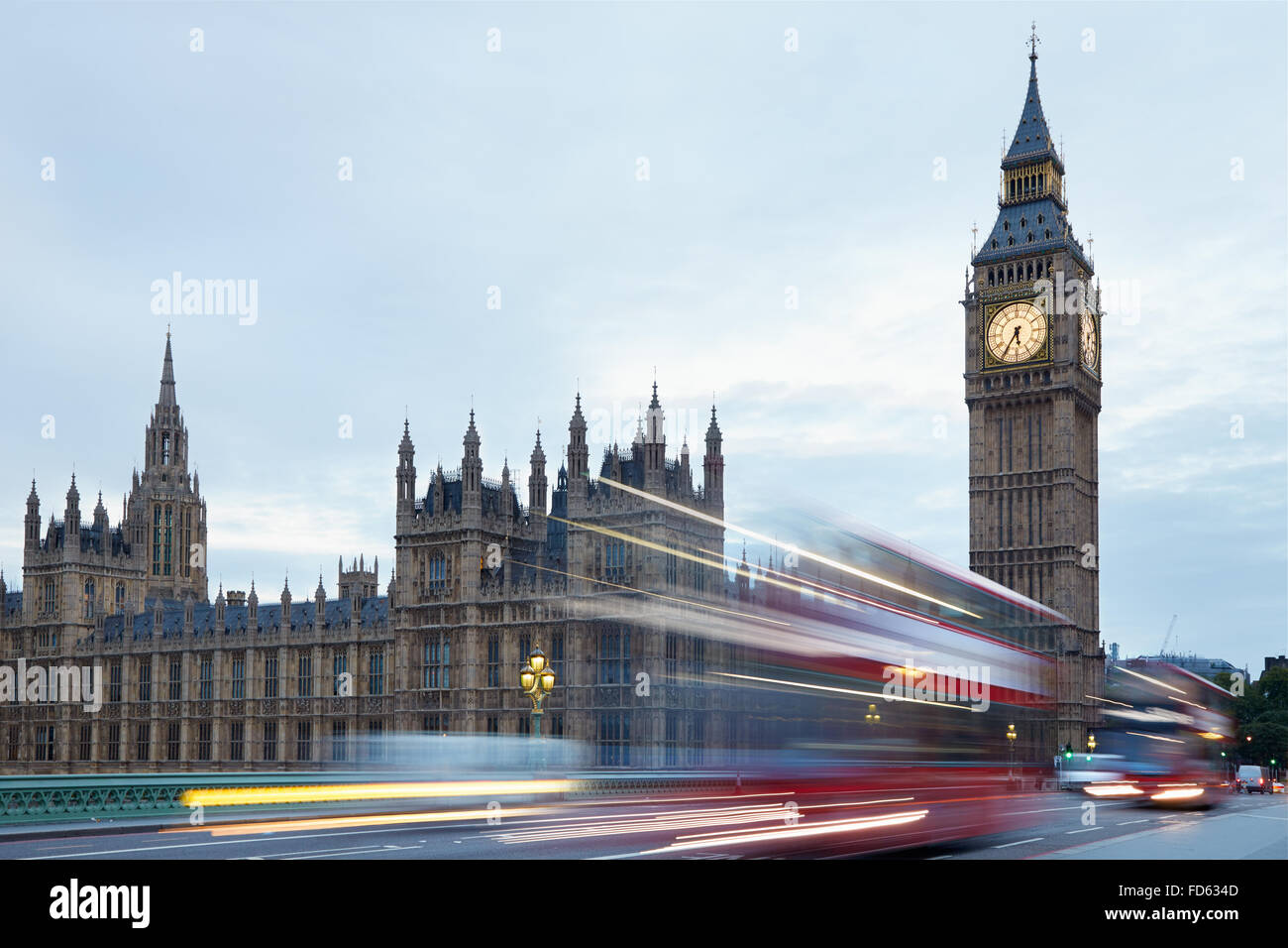 Il big ben e il Palazzo di Westminster nelle prime ore del mattino, autobus rossi passando a Londra, colori naturali e luci Foto Stock