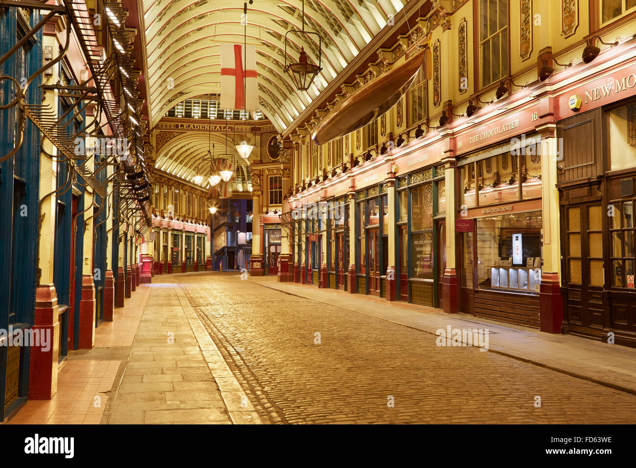 Leadenhall coperto Mercato interno arcade di notte a Londra, nessuno Foto Stock