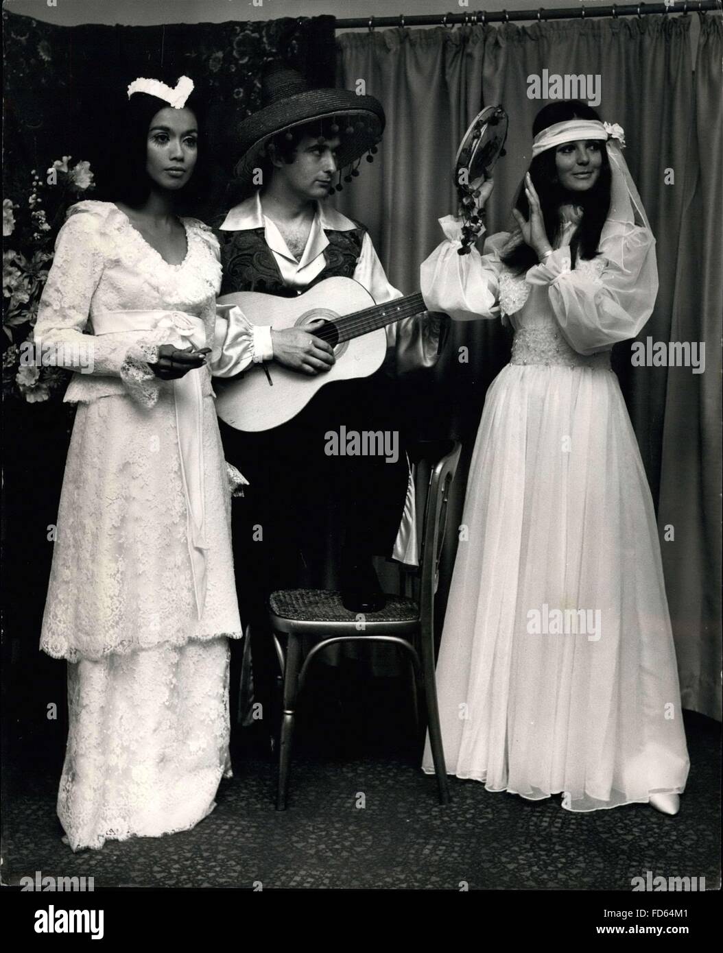 1968 - Gypsy Senorita gamma di abiti da sposa da giovani del vestito per il  noleggio di spose d'autunno. Keystone Mostra fotografica di:- Modello Anak  (sinistra) indossa Carmen-Abito in pizzo di Nottingham