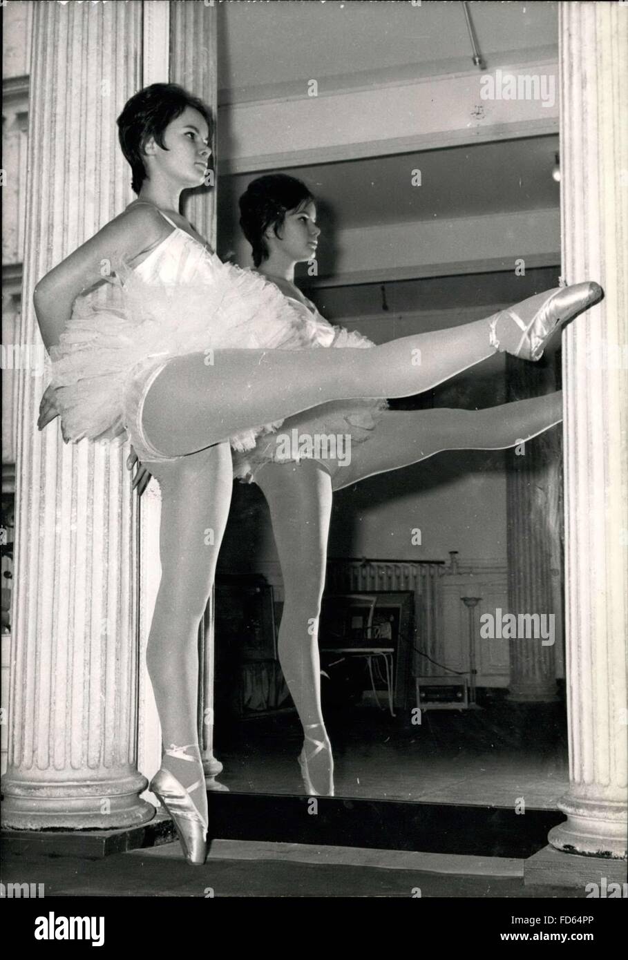 1968 - Giovani ballet-ballerina verrà riprodotto in una pellicola: diciottenne balletto (danzatrice, Colette Descombes, è stato scelto dal produttore dello stadio Henri Zaphiratos per giocare nel film " Les Nymphettes''. Mostra fotografica di Colette Descombes foto abbiamo mangiato la sua casa a Parigi. © Keystone Pictures USA/ZUMAPRESS.com/Alamy Live News Foto Stock