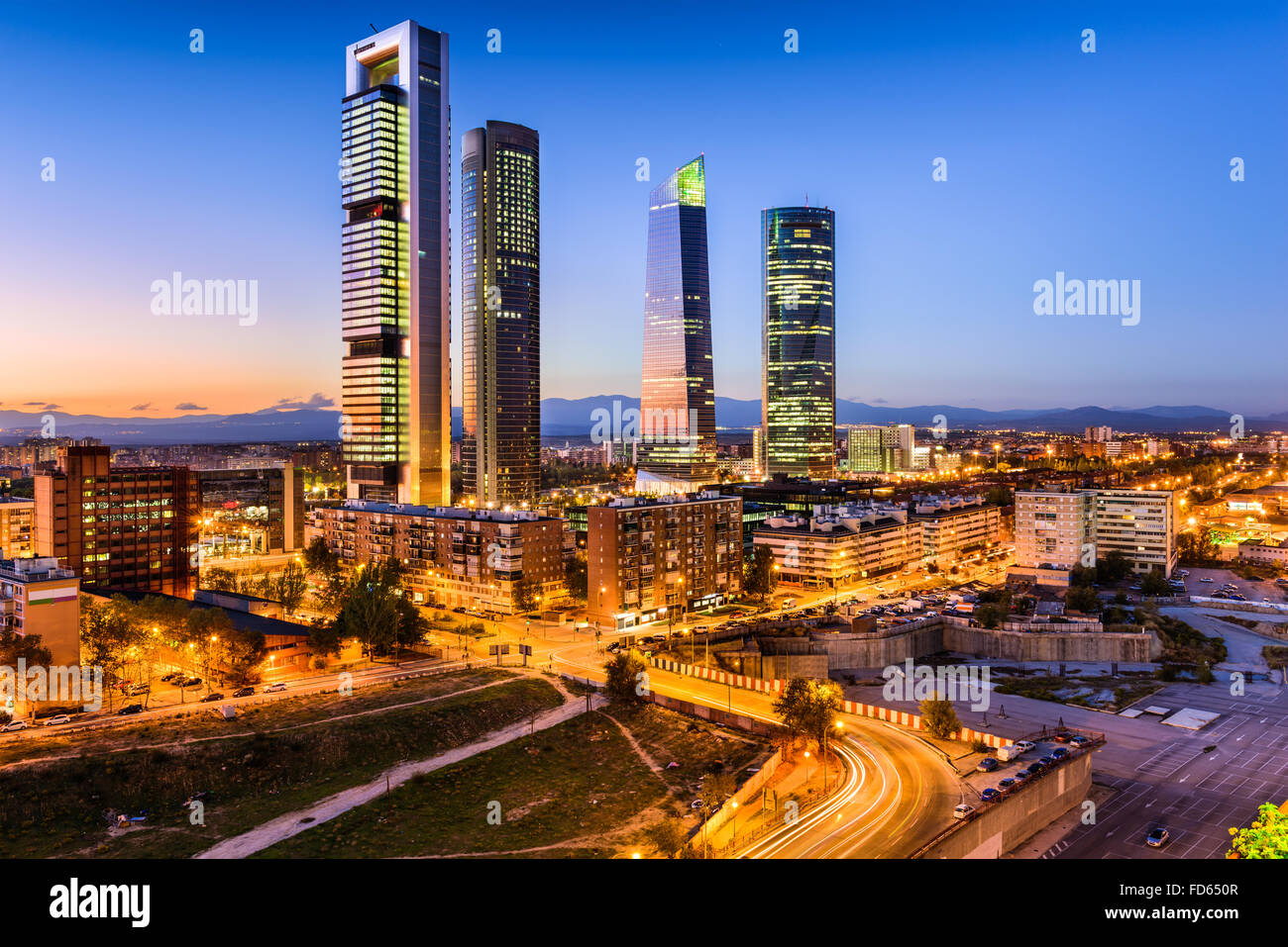 Madrid, Spagna il quartiere finanziario skyline al crepuscolo. Foto Stock