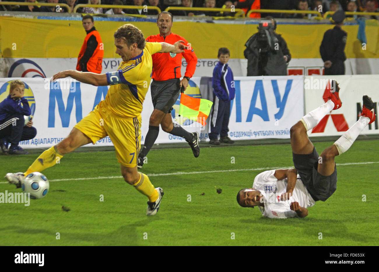 DNIPROPETROVSK, Ucraina - 10 ottobre: Andriy Shevchenko (L) dell'Ucraina che combatte per una sfera con Ashley Cole (R) di Inghilterra durante il WC2010 Gruppo 6 qualifiche partita di calcio presso il Dnipro Arena del 10 ottobre 2009 in Dnepropetrovsk. L'Ucraina ha vinto 1-0 Foto Stock