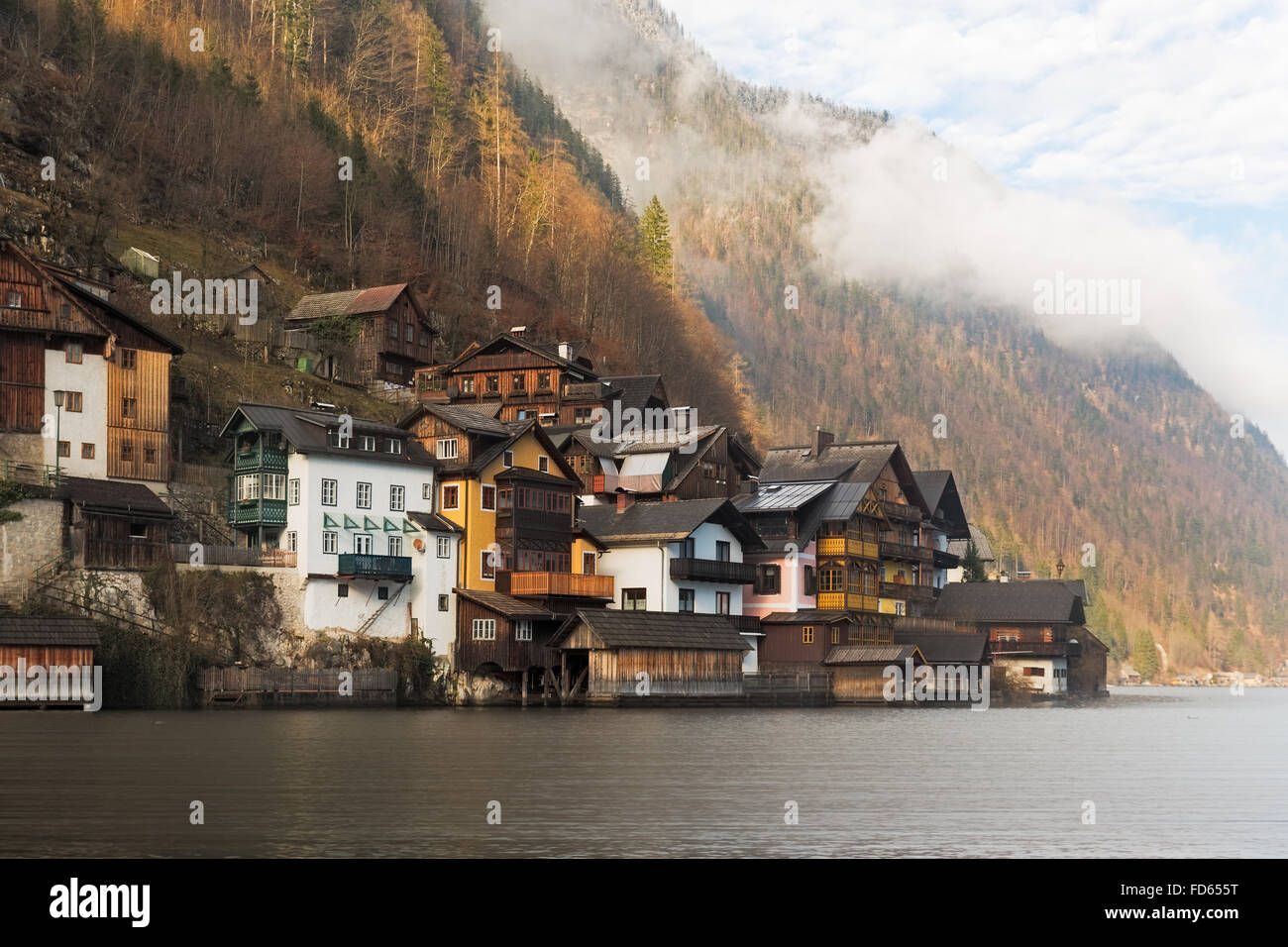 Case storiche a lago Hallstatt, Alpi, Austria Foto Stock