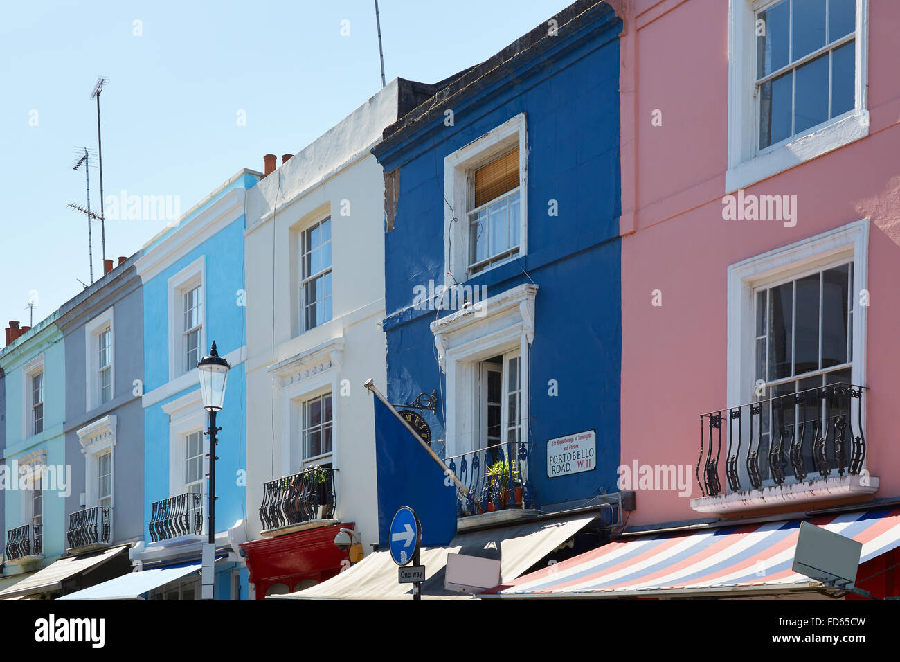 Portobello Road case variopinte facciate in una giornata di sole a Londra Foto Stock
