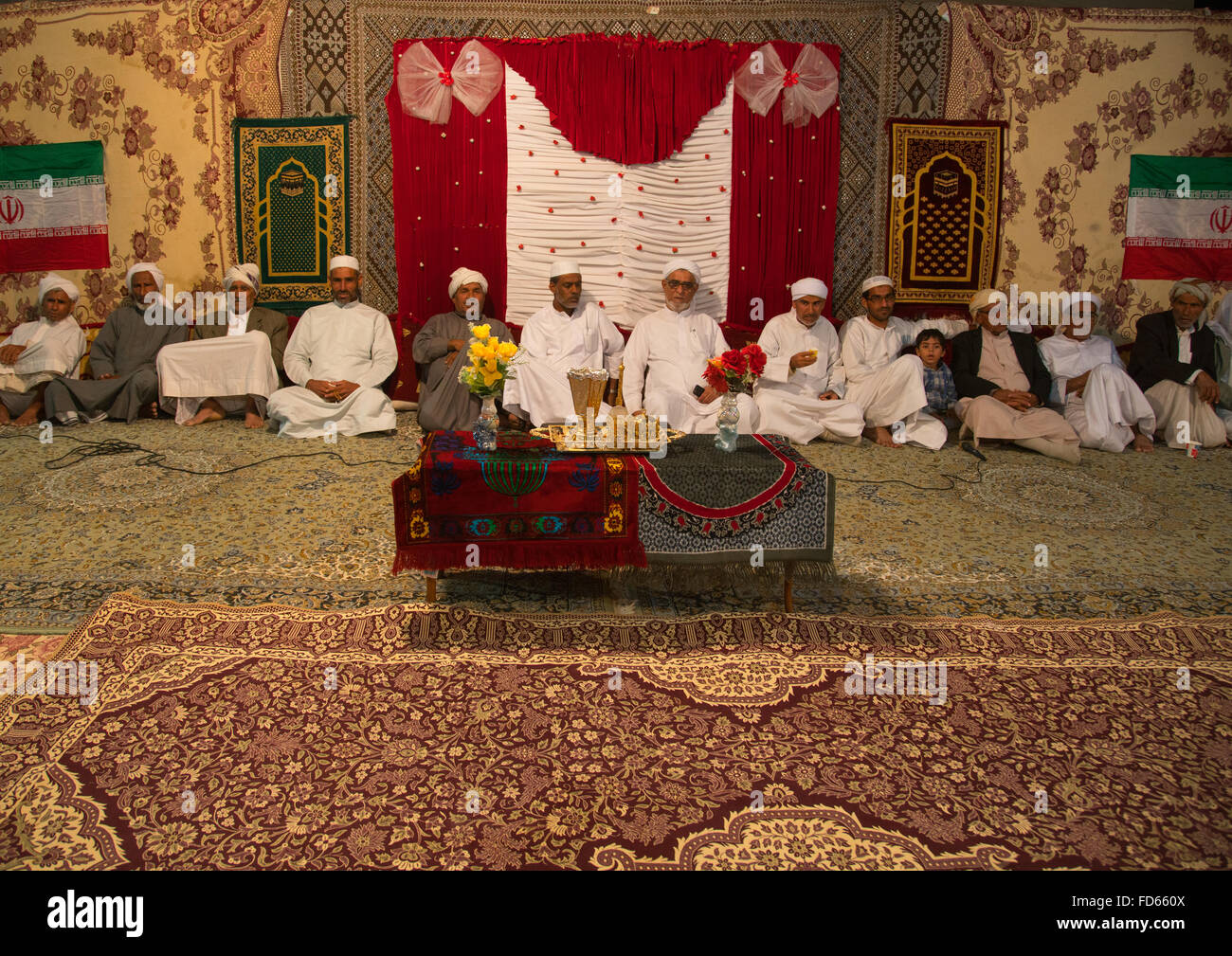 Gli uomini iraniani durante una cerimonia di nozze, isola di Qeshm, Tabl , Iran Foto Stock