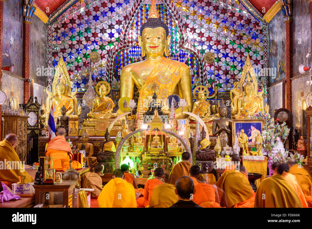 I monaci buddisti eseguire rituali di meditazione durante le preghiere della sera al Wat Phra That Doi Suthep a Chiang Mai, Thailandia. Foto Stock