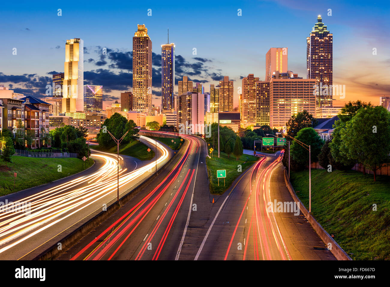 Atlanta, Georgia, Stati Uniti d'America downtown skyline della città sulla libertà Parkway. Foto Stock