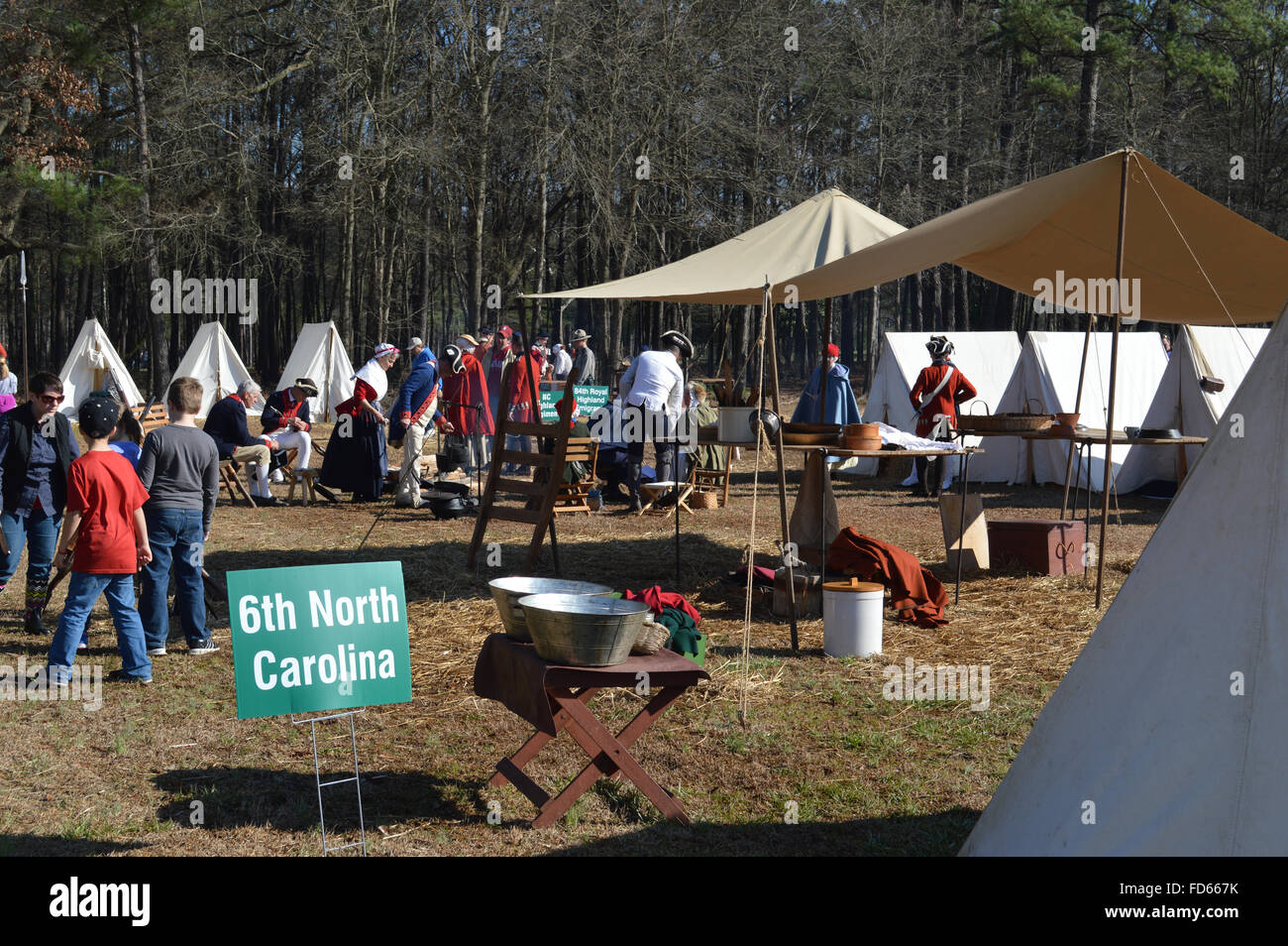 Una rievocazione storica della battaglia di Cowpens in Cowpens, Carolina del Sud. I partecipanti hanno istituito una guerra rivoluzionaria americana camp. Foto Stock