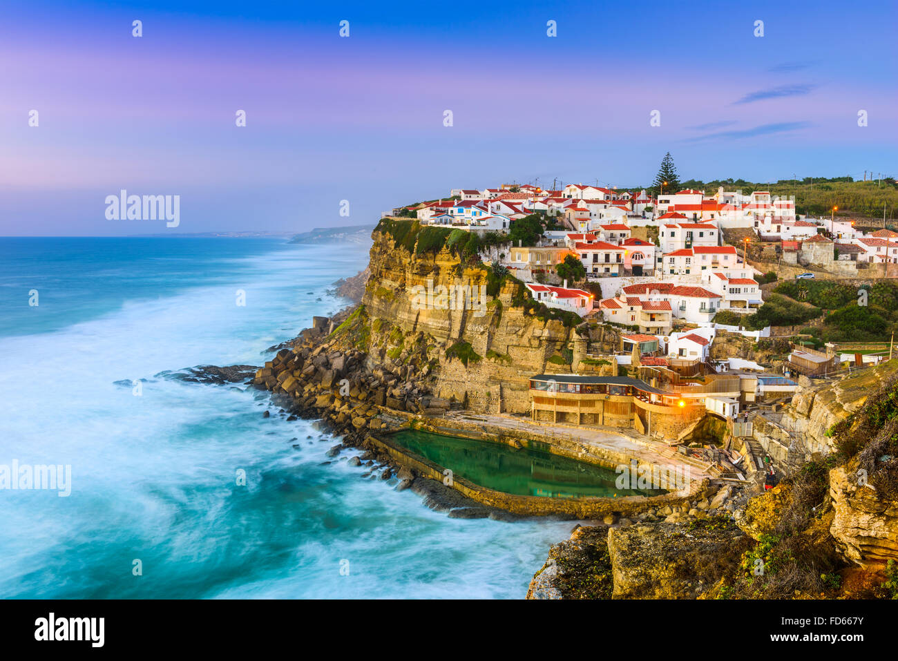 Azenhas do Mar, Portogallo città costiera. Foto Stock