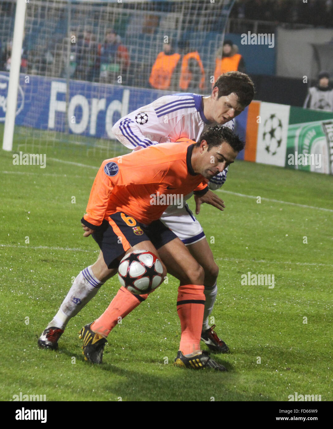 KIEV, UCRAINA - 9 dicembre: Xavi Hernandes (in arancione) di Barcellona che combatte per una sfera con Tara Mykhalik (bianco) di Dynamo Kyiv Foto Stock