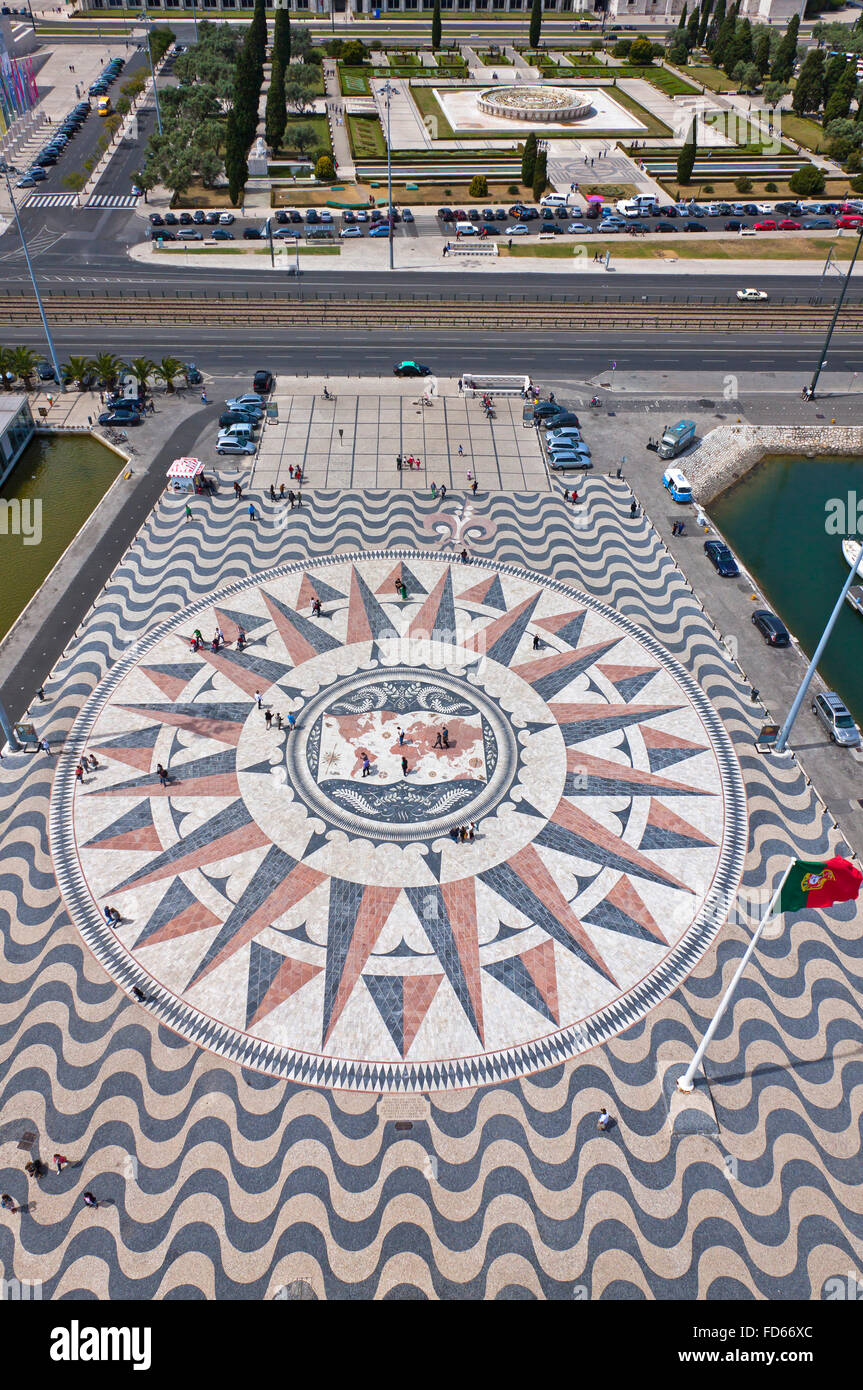 Mappa Mosaico portoghese di scoperte e wind-rose in grigio e rosa e arancio marmo delimitati da tipica pavimentazione portoghese Foto Stock