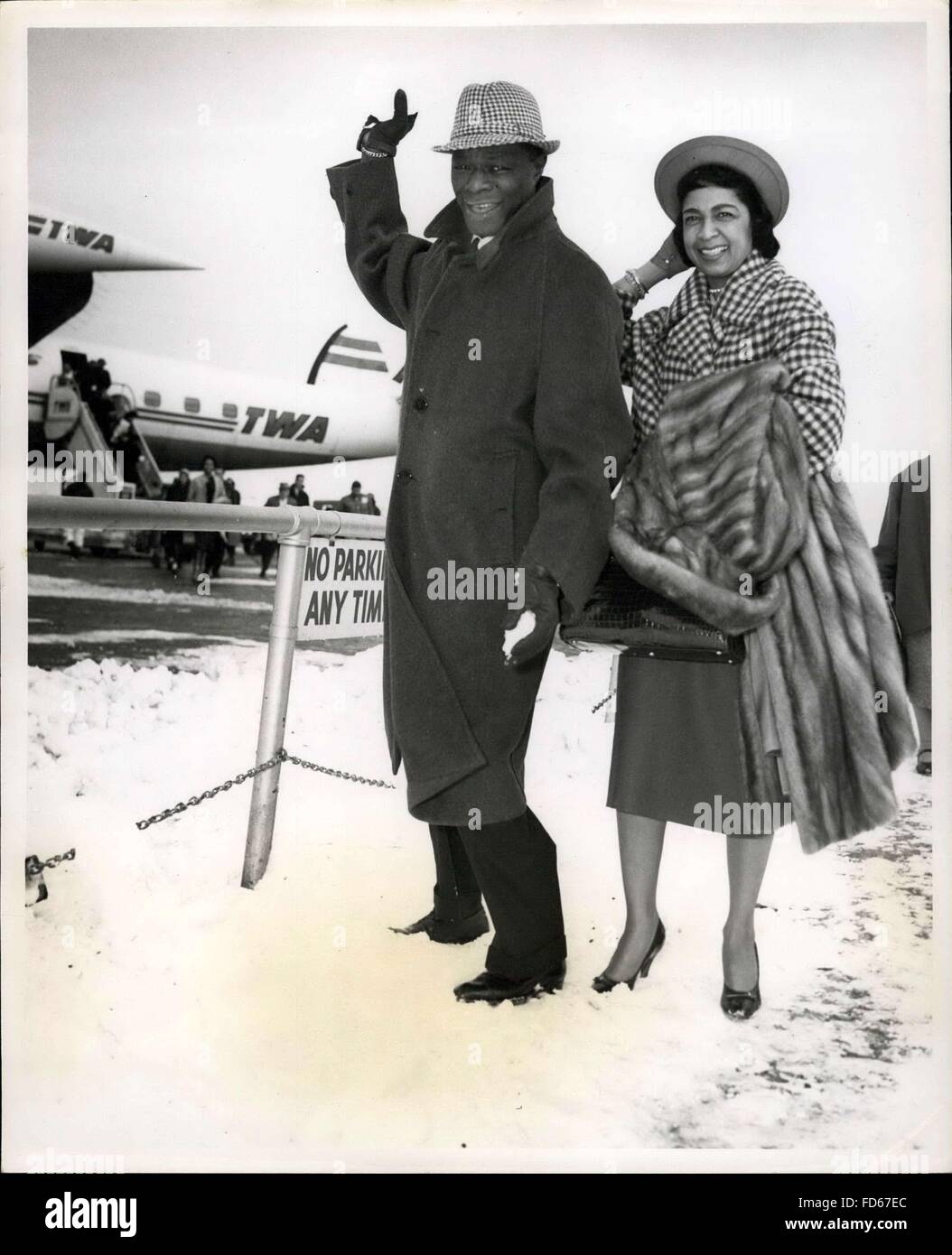 1968 - Edoardo Vianello aeroporto, N.Y., 8 gennaio - cantante Nat Cole cerca il suo braccio a una palla di neve come sua moglie Maria orologi, dopo il loro arrivo a bordo di un Super TWA ''G'' costellazione dalla West Coast. Nat è a New York per avviare un impegno Nightclub Giovedì, dopo aver trascorso le vacanze a casa con la sua famiglia. © Keystone Pictures USA/ZUMAPRESS.com/Alamy Live News Foto Stock