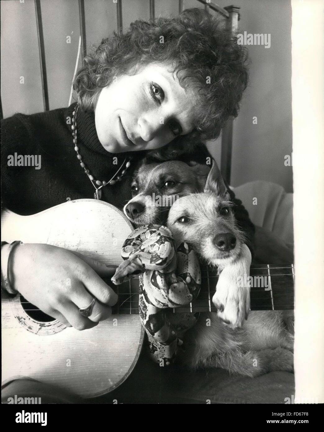 1968 - Charlotte affascina tutti: Charlotte Cornwell, che viene visualizzata nella nuova Thames programma televisivo, Rock Follies, ha una piuttosto insolita collezione di animali da compagnia a casa sua. Essi comprendono un piuttosto affascinante piccolo chap con il nome di Giuseppe che è un boaconstrictor! Poiché la formazione presso la Webber Douglas scuola di dramma, Charlotte ha fatto diverse apparizioni televisive nonché touring con il Cambridge Theatre Company e la spesa 21/2 anni a Bristol. Anche lei era in Jonathan Miller della produzione del ''l importanza di essere serio'' a Greenwich. A prescindere dal suo amico affascinante Giu Foto Stock