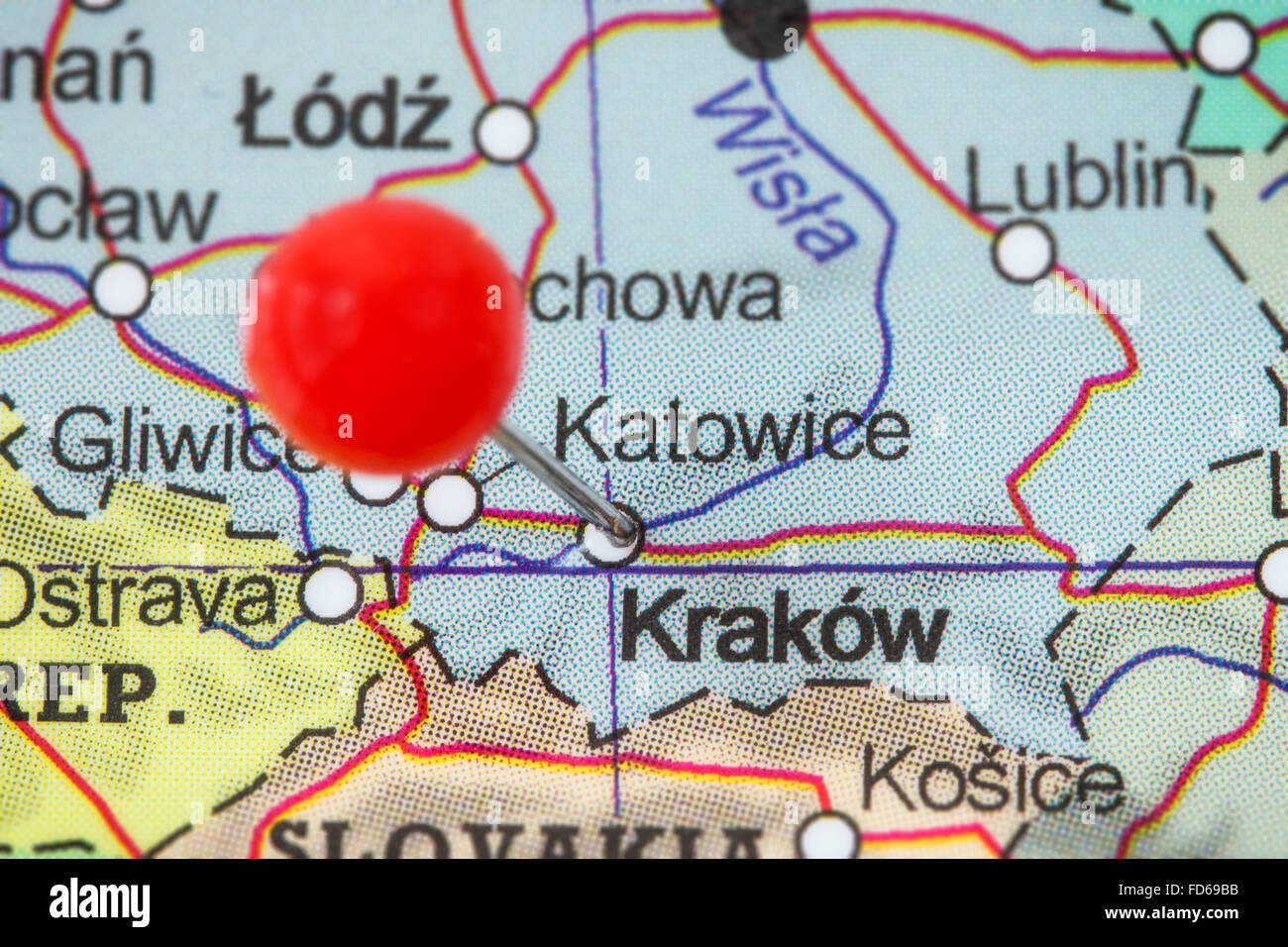 Close-up di una puntina rossa in una mappa di Cracovia in Polonia. Foto Stock