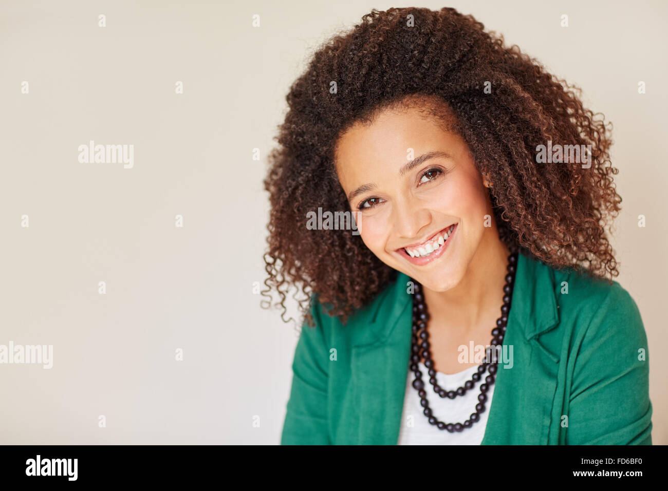 Razza mista imprenditrice con una parentesi afro calorosamente sorridente Foto Stock