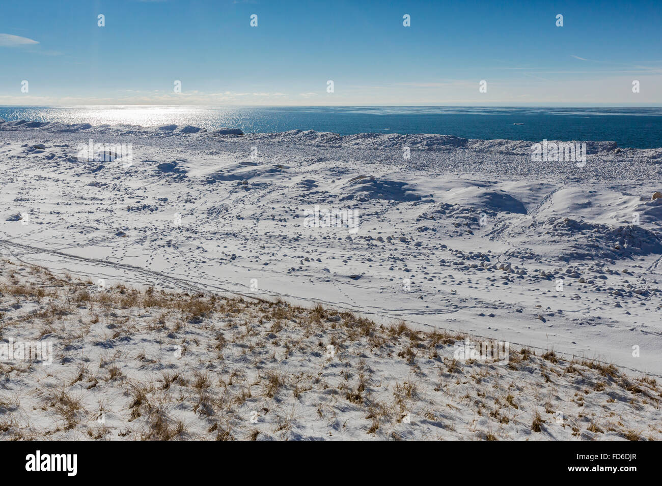 Congelati a riva del lago Michigan, dove il ghiaccio ha costruito in caso di tempeste, creazione di creste e tumuli che corre lungo la spiaggia, in Rosy Mou Foto Stock
