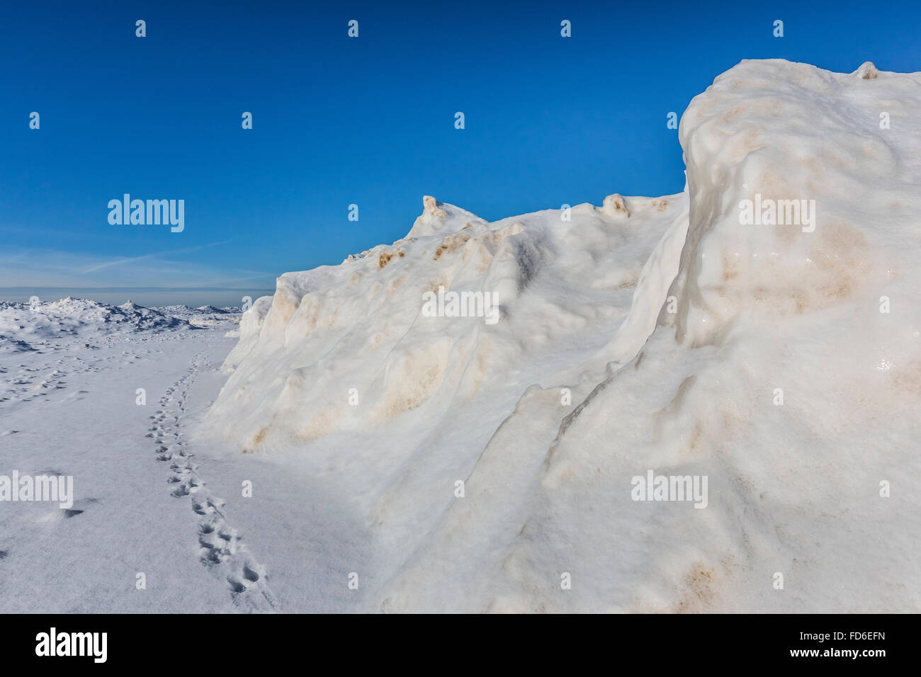Le creste di ghiaccio costruita dalle onde durante le tempeste invernali provenienti in off sul Lago Michigan nel tumulo di Rosy Area Naturale, una contea di Ottawa Pa Foto Stock
