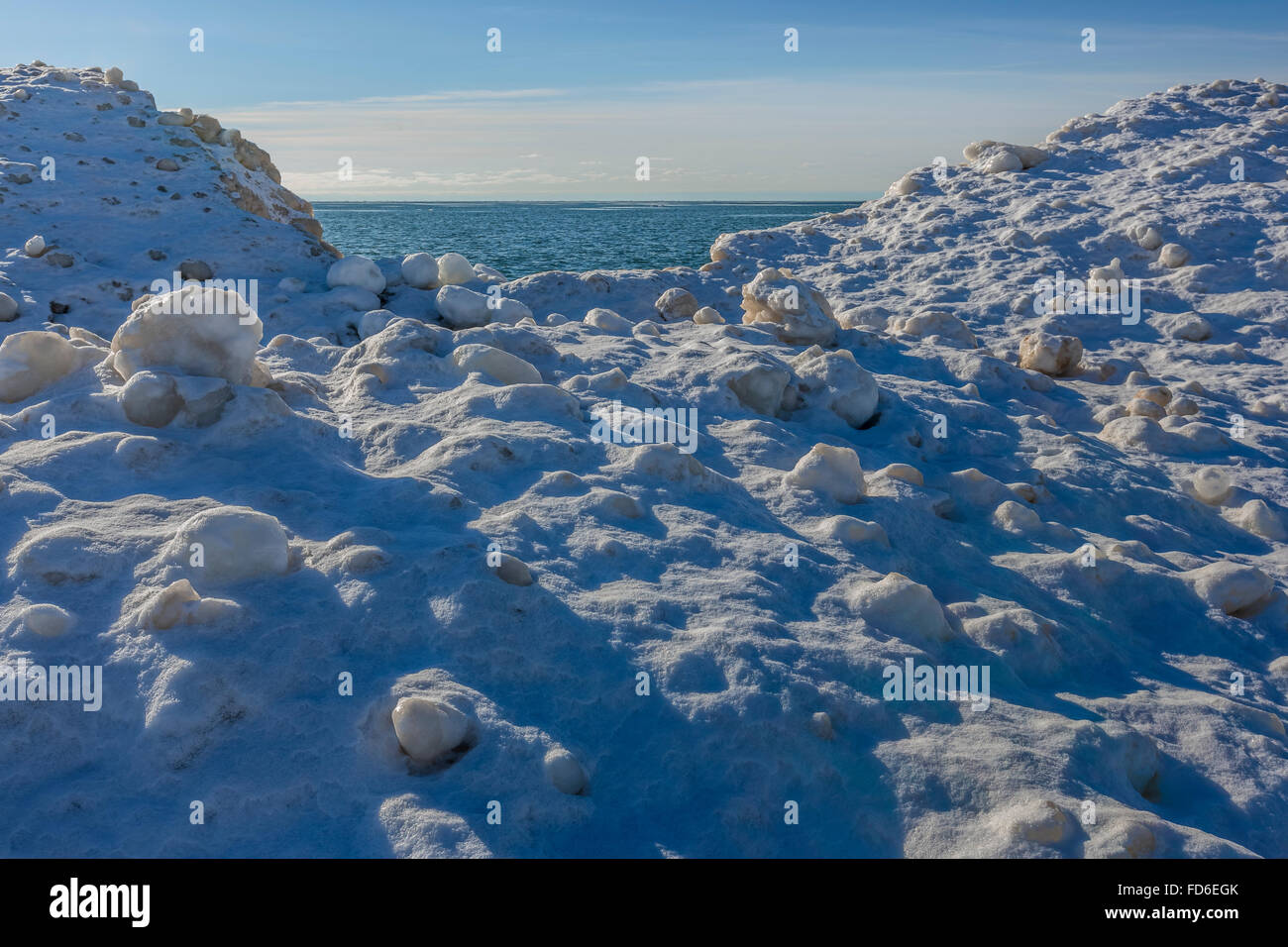 Le sfere di ghiaccio formato nel surf, quindi congelati a bordo del lago Michigan, Rosy Tumulo Area naturale, vicino al Grand Haven, Michigan, Stati Uniti d'America Foto Stock