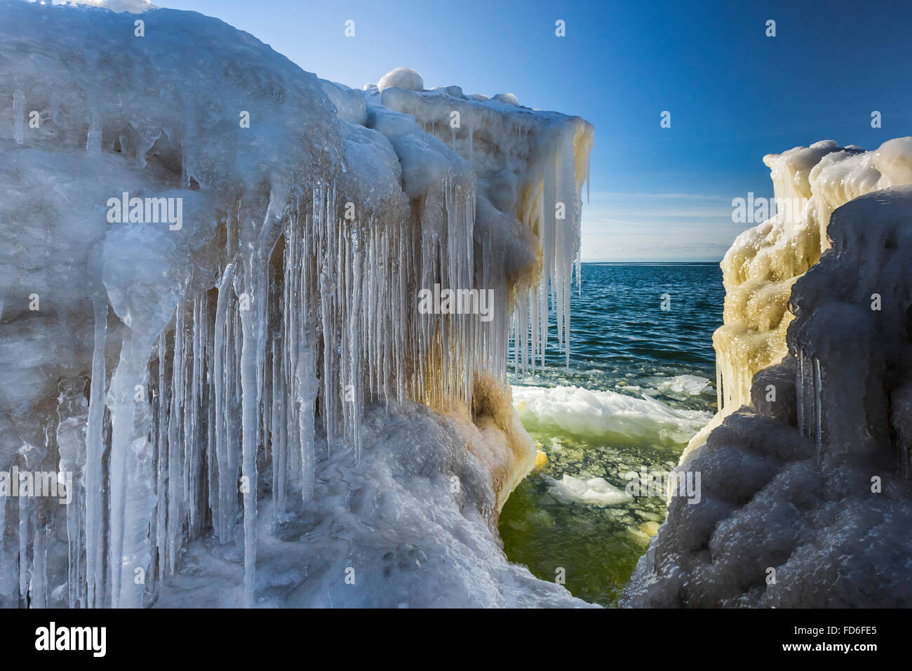 Ghiaccioli formata da spruzzare del lago Michigan onde si infrangono in, Rosy Tumulo Area naturale nei pressi di Grand Haven, Michigan, Stati Uniti d'America Foto Stock