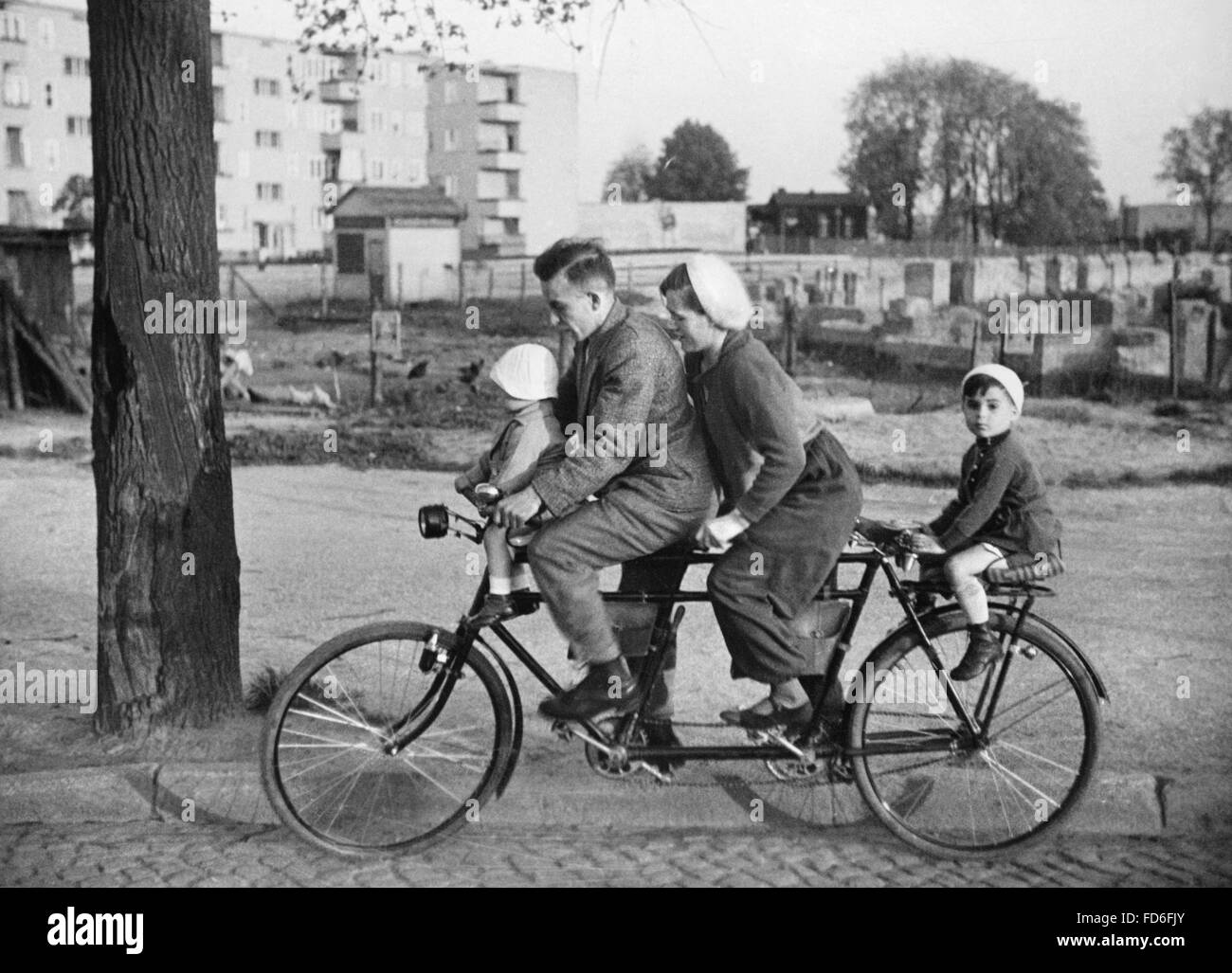 Family-Bicycle nel 30s Foto Stock