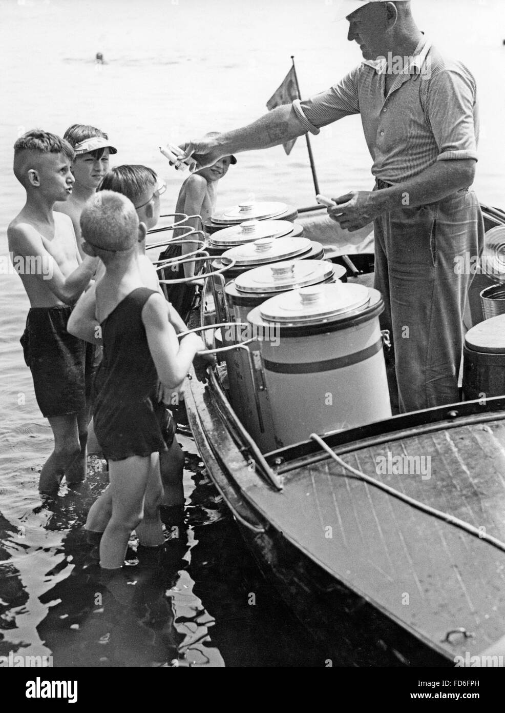 Iceman la vendita di gelati a bordo di una barca sul Lange vedere nei pressi di Berlino, 1930s Foto Stock