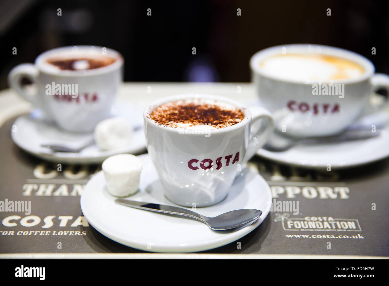 Costa Coffee tazze riempite con un cappuccino in un caffè Costa negozio a  Londra, Regno Unito Foto stock - Alamy