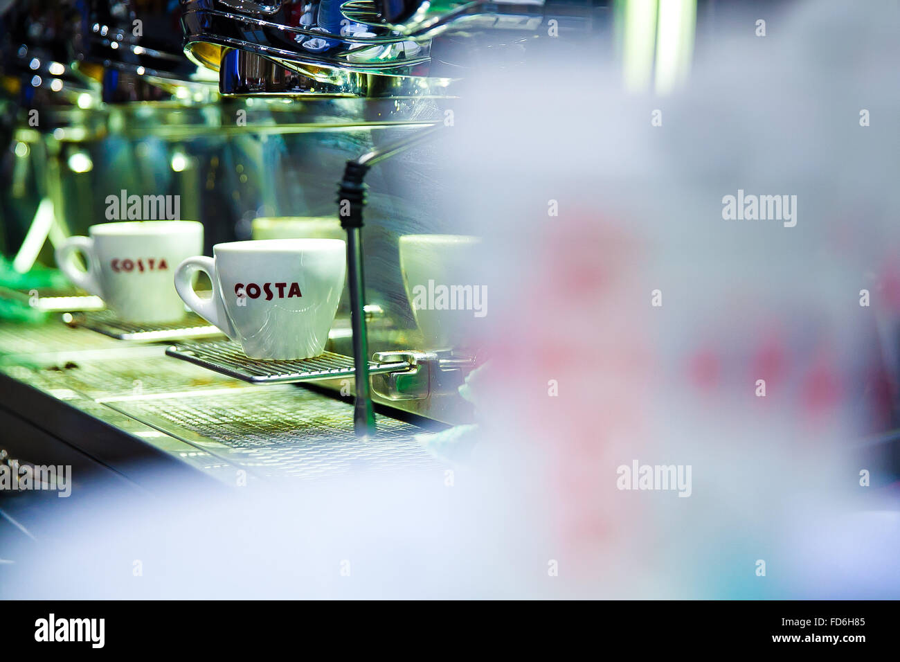 Costa tazzine di caffè in una costa coffee shop a Londra, Regno Unito Foto Stock