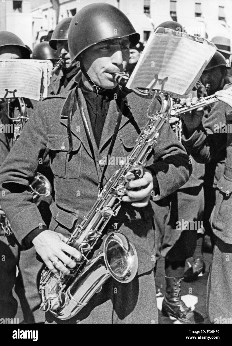 Musicista militare con il sassofono in Italia, 1930. Foto Stock