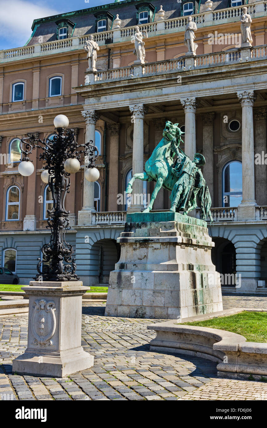 Statua del Csikos (ungherese horse wrangler) nella corte del Castello di Buda a Budapest Ungheria Foto Stock
