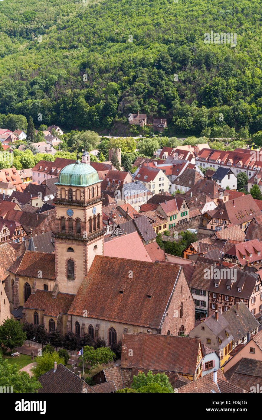 Vedere il villaggio di Kaysersberg dal castello, l'Alsazia, la strada dei vini Alsace Haut Rhin Francia Foto Stock