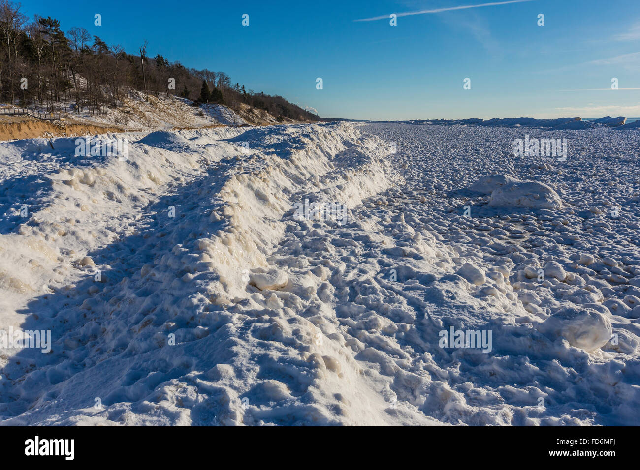 Le sfere di ghiaccio formato nel surf, quindi solido congelato a bordo del lago Michigan nel tumulo di Rosy Area Naturale, Grand Haven, Michigan, Stati Uniti d'America Foto Stock