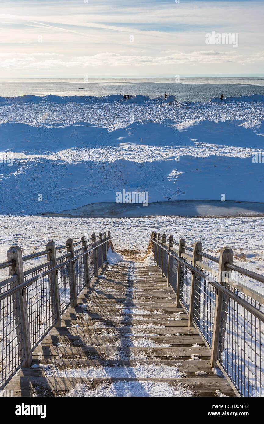 Una scalinata che conduce alla spiaggia in inverno nel tumulo di Rosy Area naturale lungo il lago Michigan shore, Michigan, Stati Uniti d'America Foto Stock