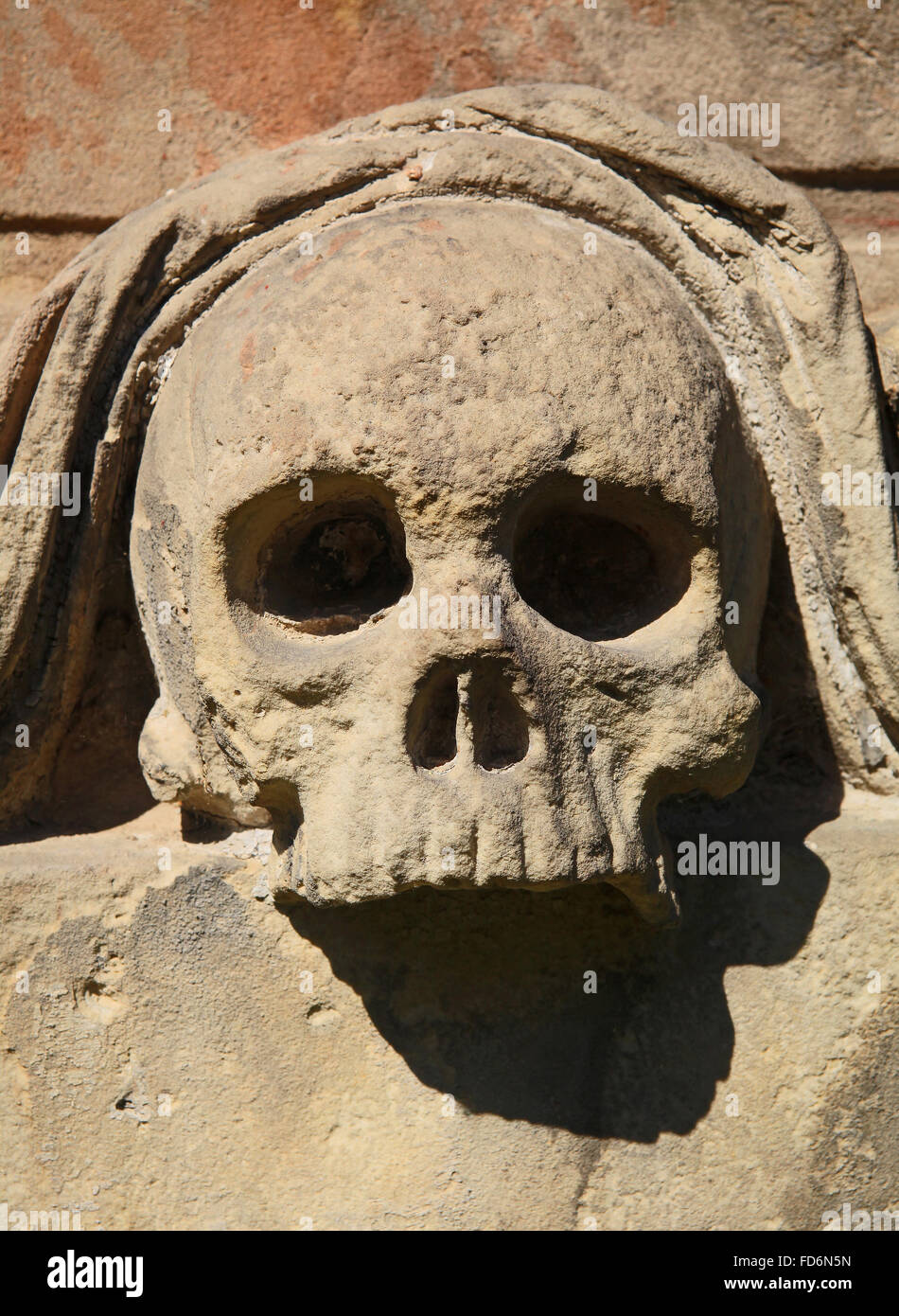 Cranio di pietra come una parte di un oggetto contrassegnato per la rimozione definitiva vintage Foto Stock