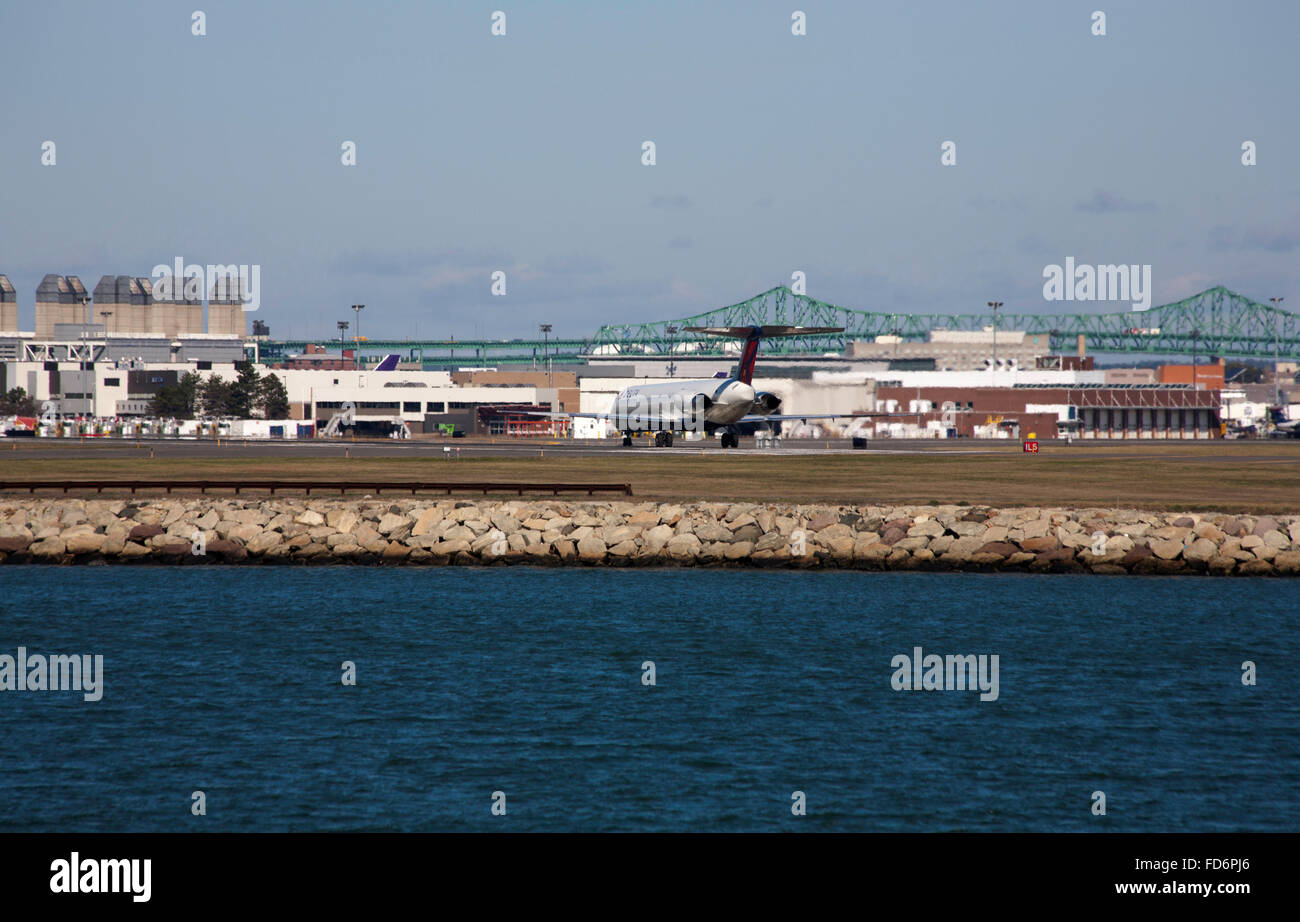 La pista di atterraggio all'Aeroporto Internazionale Logan di Boston dal mare Boston Massachusetts, Stati Uniti d'America Foto Stock