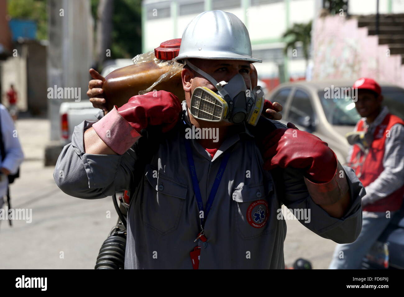 (160128) -- CARACAS, Gennaio 28, 2016 (Xinhua) -- la salute i dipendenti prendono parte a una giornata di irrorazione contro l Aedes aegypty zanzara in El Valle di Caracas, la capitale del Venezuela, Gennaio 28, 2016. In Venezuela il Ministro della Salute Luisana Melo ha ammesso giovedì 4.700 casi sospetti di Zika in Venezuela. A seguito dell Organizzazione Mondiale della Sanità (OMS) decisione giovedì a convocare un comitato di emergenza sul virus Zika situazione, capo unità per il Regolamento Sanitario Internazionale epidemia di allarme e di risposta Aldighieri Sylvain ha detto: 'Ci aspettiamo un enorme numero di infezioni, alcuni rilevati e non rilevati altri." (X Foto Stock