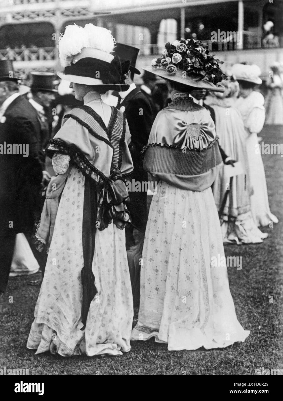 Ladies' fashion su pista, 1910 Foto Stock