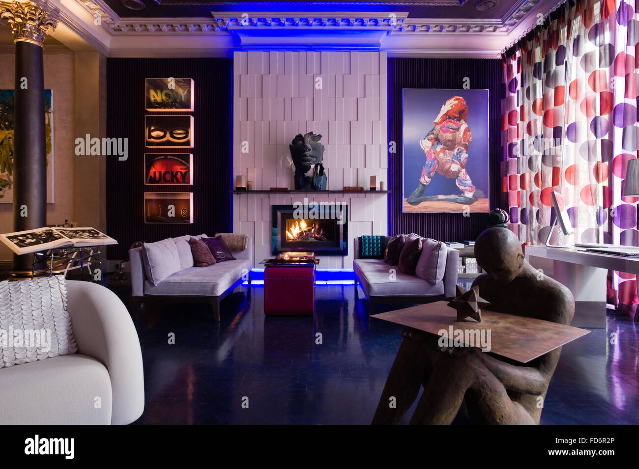 Pezzi d'arte moderna di colore blu e luci al neon nel collettore di Appartamento Londra Foto Stock