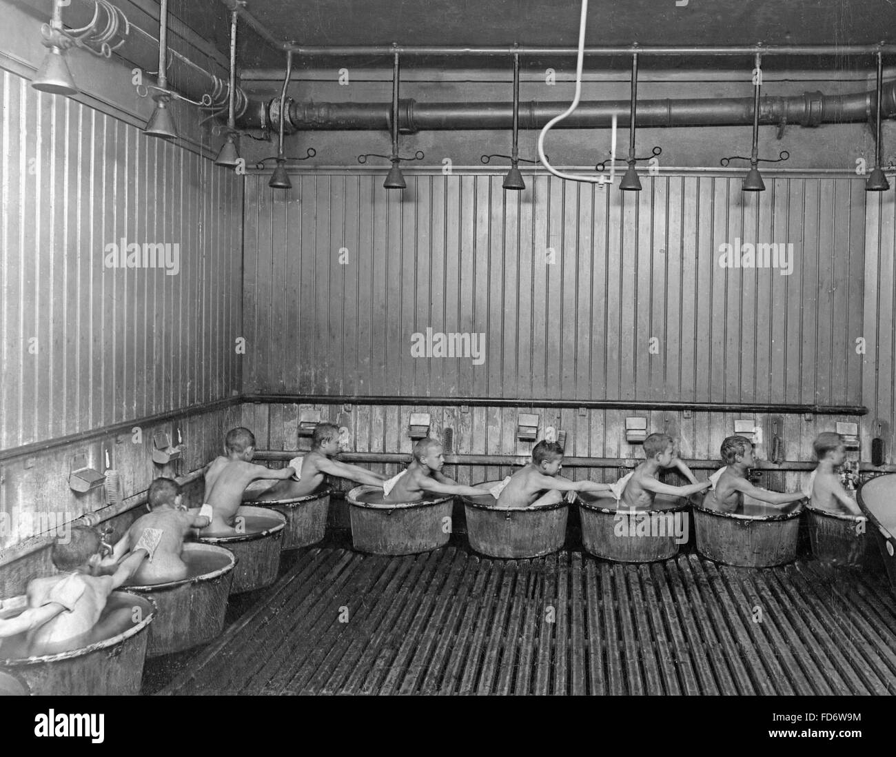 Dorsi di lavaggio nella vasca da bagno della scuola, 1903 Foto Stock