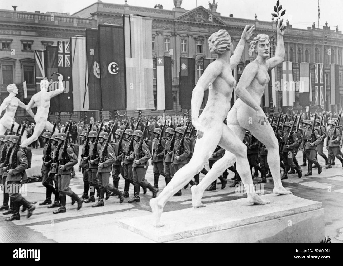 Olimpiadi di estate a Berlino: la Wehrmacht marche all'inizio delle Olimpiadi Unter den Linden, 1936 Foto Stock