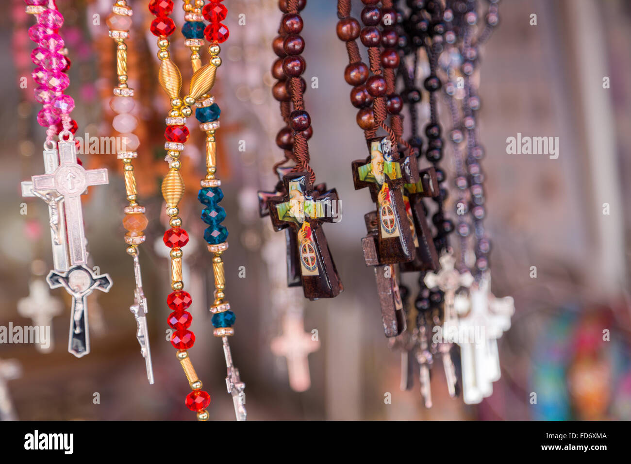 Icone Religiose e crocifissi per pellegrini messicani e i penitenti al tianguis presso il Santuario di Atotonilco un importante santuario Cattolico in Atotonilco, Messico. Foto Stock