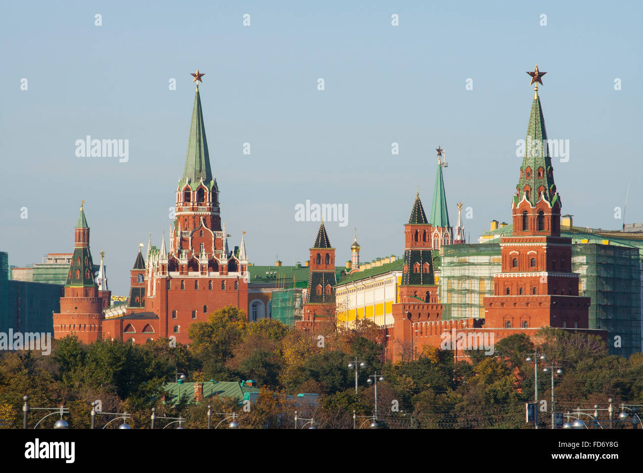 Angolo Arsenal, Medio Arsenal, Trinità, Comandante, Armeria, St Nicholas e Borovitskaya torri del Cremlino a Mosca, Russia Foto Stock