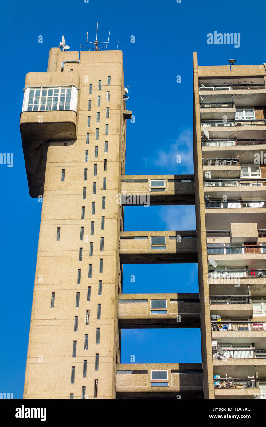 Architettura Brutalist di Trellick Tower alto edificio di appartamenti e un esempio di brutalism da Erno Goldfinger, North Kensington, London, Regno Unito Foto Stock