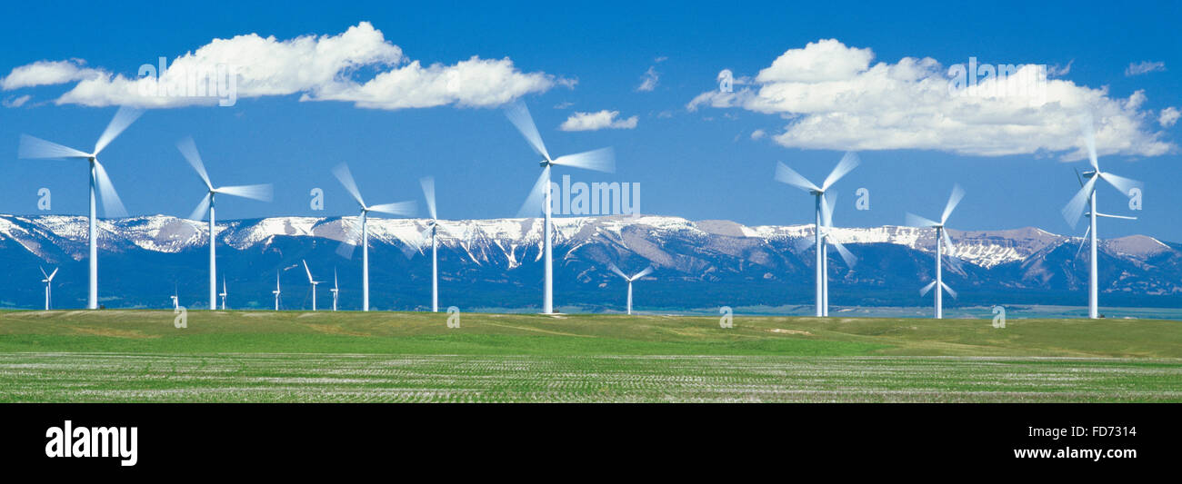 panorama di mulini a vento e le grandi montagne innevate vicino judith gap, montana Foto Stock