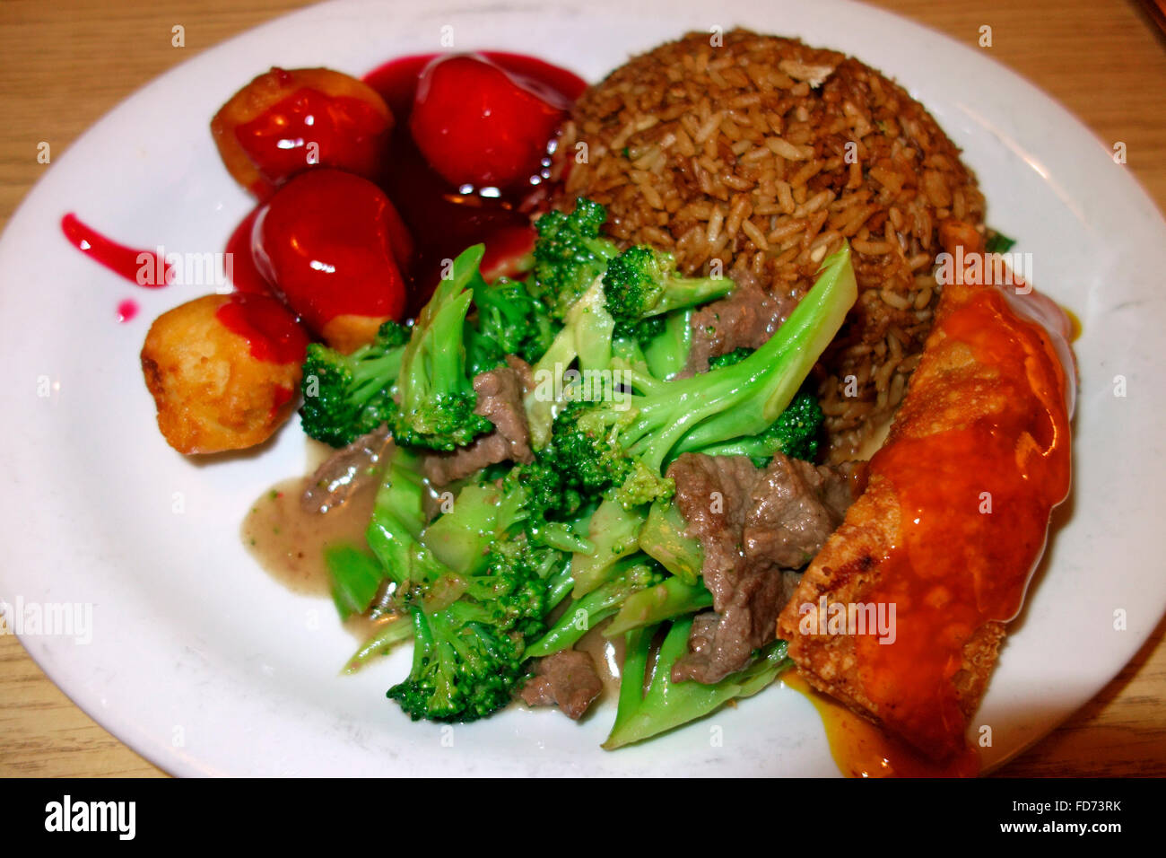 La combinazione di un piatto di carne, palline di pollo e riso fritto di North American Canadian cibo cinese Foto Stock