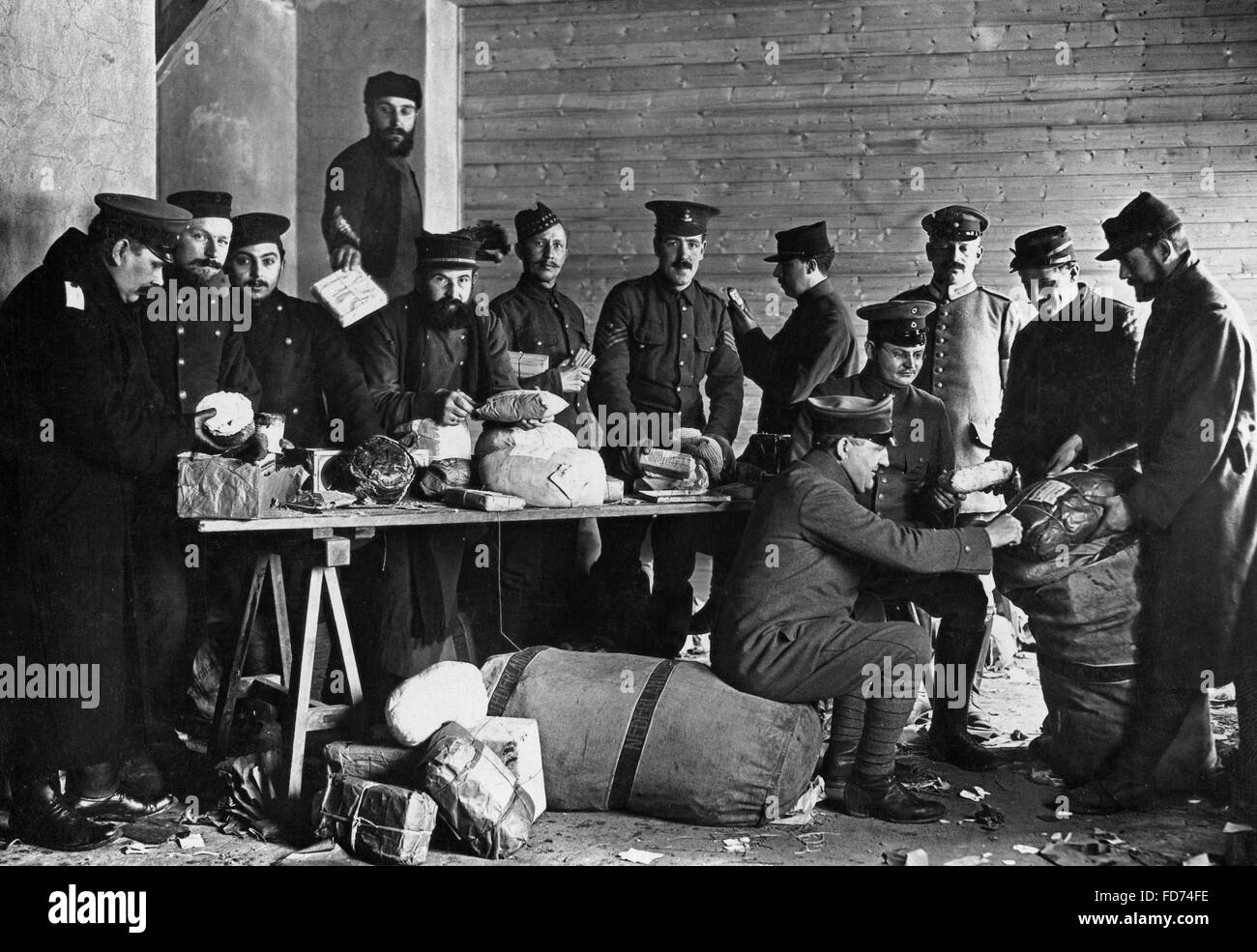Controllare la posta in un campo di prigionia, 1915 Foto Stock