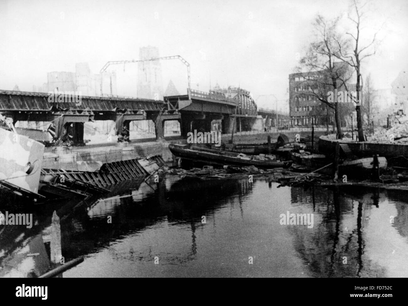 Ponte distrutto dagli olandesi e rovine dopo il bombardamento di Rotterdam, 1940 Foto Stock