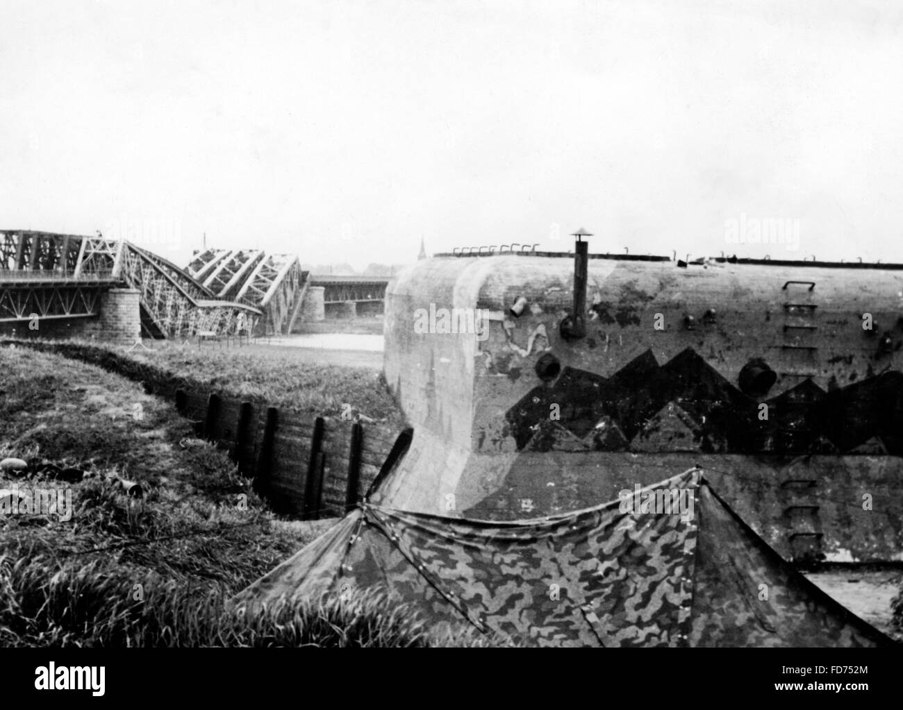 Bunker e ponte distrutto dagli olandesi nei Paesi Bassi, 1940 Foto Stock