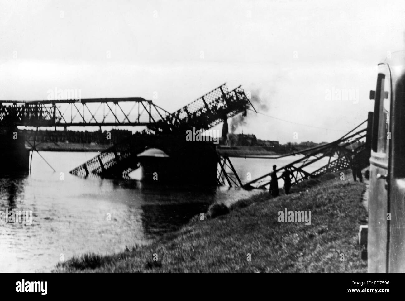 Ponte ferroviario vicino a Maastricht distrutto dagli olandesi, 1940 Foto Stock