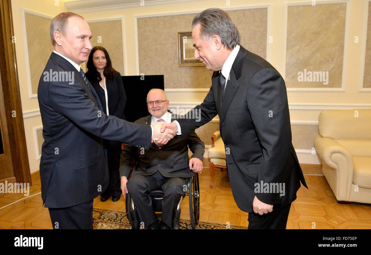 Mosca, Russia. Il 28 gennaio, 2016. Il presidente russo Vladimir Putin saluta il ministro russo dello Sport Vitaly Mutko come presidente del Comitato Paralimpico Internazionale Sir Philip Craven guarda sulla prima che il ventesimo anniversario del russo Comitato Paralimpico e il ritorno alla vita di premiazione presso lo Stato Kremlin Palace Gennaio 28, 2016 a Mosca, in Russia. Foto Stock