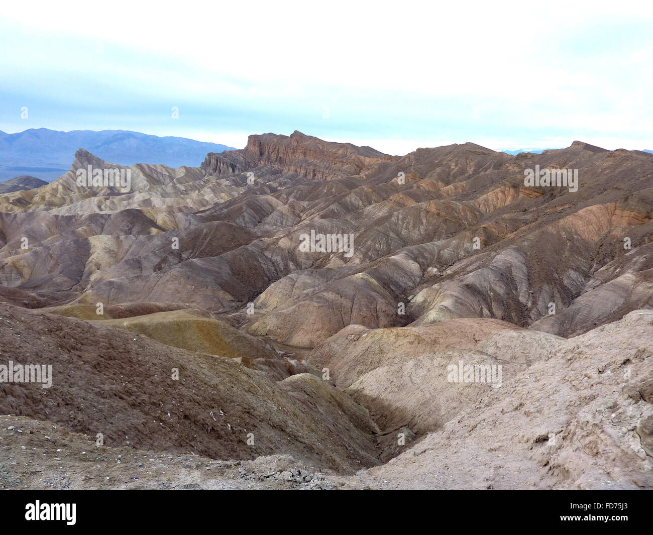 Badlands, Riverside County, California, secco pendici collinari formato da strati di pietra arenaria e mudstone capping morbide colline di argilla Foto Stock